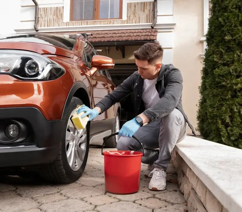 Lavage auto à domicile Saint-Lyé-la-Forêt : professionnel intervenant sur un véhicule